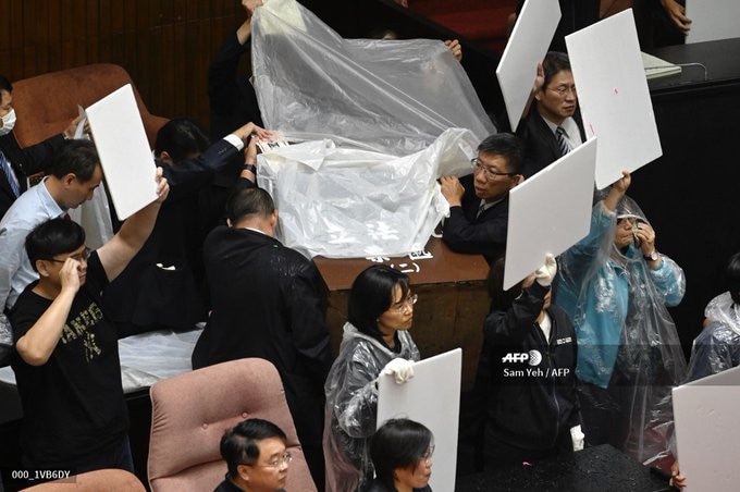 Massive chaos in Taiwan's parliament, Many MPs injured in the beating तैवानच्या संसदेत तुफान राडा, मारहाणीत अनेक खासदार जखमी