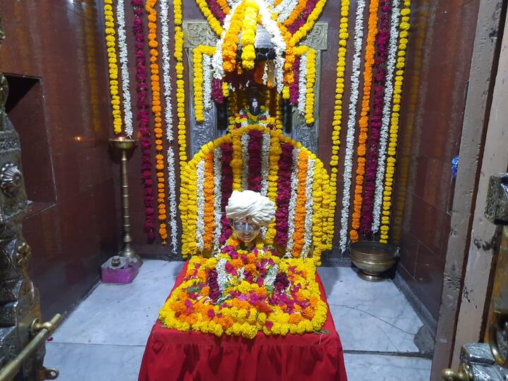  आज मात्र हा संपूर्ण परिसर पोलिसांच्या ताब्यात असून गावात संचारबंदी सुरू आहे