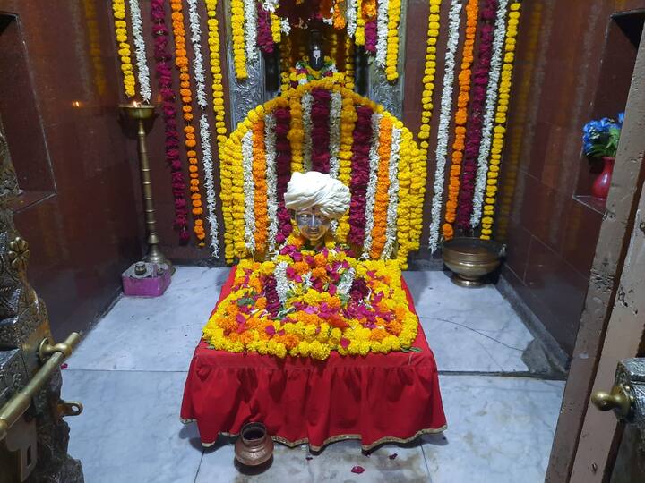 दरवर्षी येथे हजारोच्या संख्येने माळी बांधव राज्यभरातून सावता महाराजांच्या संजीवनी समाधी सोहळ्यासाठी येत असतात