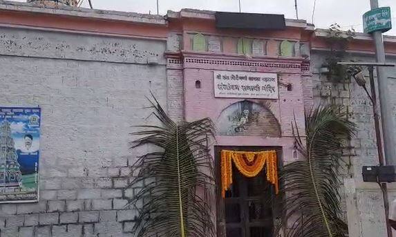 पंढरपूरमधून सावता महाराजांच्या पादुका अरणकडे वाहनातून निघाल्या आहेत. 