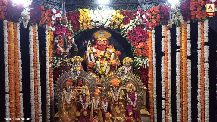 सकाळी त्रिकालपुजा आणि महापुजा झाल्यानंतर या मोजक्या लोकांनीच गडावर भंडाऱ्याची उधळण करत परंपरेच पालन केलं.