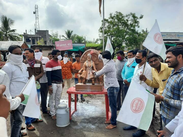 पंढरपुरात छत्रपती शिवाजी महाराज यांच्या पुतळ्याला दुग्धाभिषेक घालून सरकारला गायीच्या दुधाला प्रतिलिटर 25 दर आणि प्रतिलिटर 5 रूपये अनुदान देण्याची सद्बुद्धी देण्याची प्रार्थना कार्यकर्त्यांनी केली.