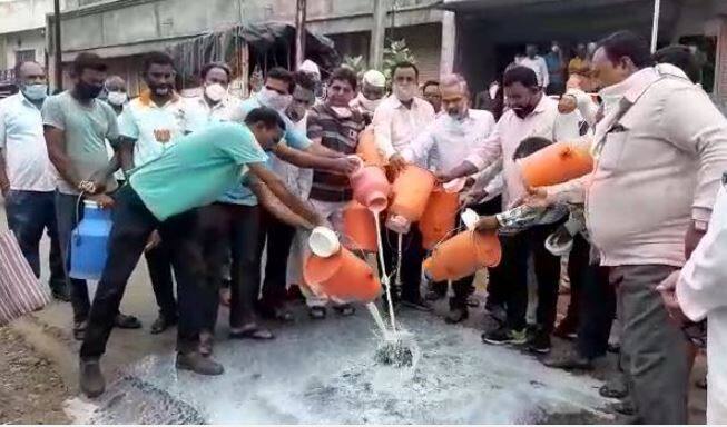 नगरमधील अकोले तालुक्यातील अनेक गावात आजही आंदोलन केलं जात आहे. दगडाला दुग्धाभिषेक घालत हमीभाव मिळण्याची मागणी करण्यात येत आहे.