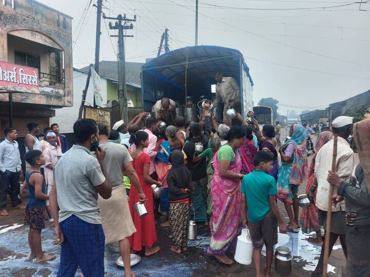 सांगलीतील राधानगरी तालुक्यातील शिरसे गावात स्वाभिमानीच्या कार्यकर्त्यांनी दुधाची नासाडी नको म्हणून गावातील नागरिकाना दूध वाटप केले.