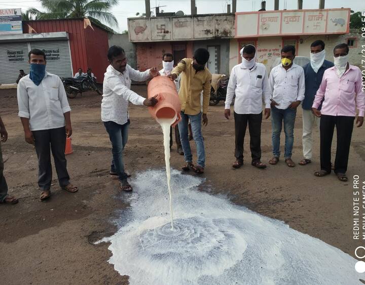 स्वाभिमानी शेतकरी संघटनेच्या दूध दर आंदोलनाला सांगली जिल्ह्यात पहाटेपासून सुरुवात झाली.