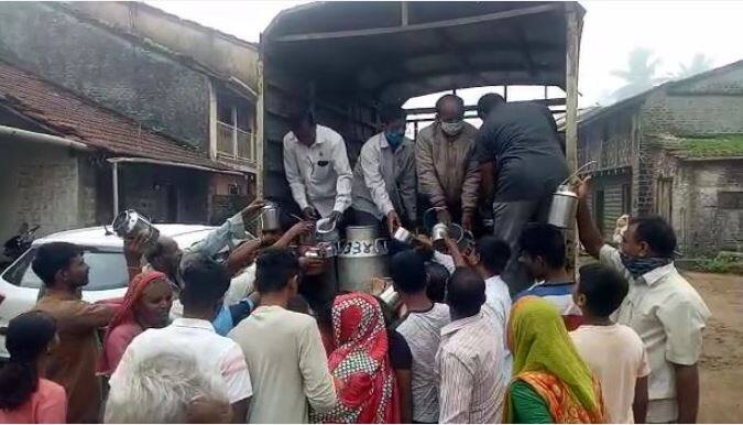 कोल्हापूर जिल्ह्यातील अनेक गावांमध्ये आज नागरिकांना संकलन केलेल्या दुधाचे वाटप करण्यात आलं. कौलव गावातील हे चित्र आहे.