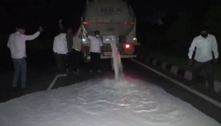 पुणे-बंगळुरु महामार्गावरील वाळवा तालुक्यातील येलूर फाट्याजवळ स्वाभिमानी शेतकरी संघटनेच्या कार्यकर्त्यांनी पहाटेच्या सुमारास गोकुळ दूध संघाचा टँकर फोडला.