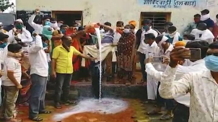 स्वाभिमानी शेतकरी संघटनेने आज दूध दर वाढीसाठी राज्यभर आंदोलनाची हाक दिली आहे. 