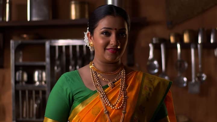 'रात्रीस खेळ चाले 2' या मालिकेने लोकप्रियतेचे शिखर गाठलं आहे. प्रेक्षकांच्या मनावर राज्य करणारी ही मालिका आता रंजक वळणावर आली आहे. शेवंताला पाहून सगळ्यांना धक्का बसतो. शेवंताने तिचा उद्देश पूर्ण केला आहे. मात्र शेवंताने अण्णांशी लग्न केलं पण तिला नाईकवाड्यात प्रवेश मिळेल की या मागे सुद्धा अण्णांचा काही कारस्थान आहे? हे येणाऱ्या भागात कळेलच.