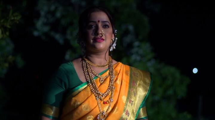  शेवंता अण्णा नाईकांशी लग्न करुन नाईक वाड्यात प्रवेश करणार आहे. एकीकडे माईने घरात हळदी कुंकवाचा कार्यक्रम ठेवलाय आहे. तेवढ्यात हातात हिरवाचुडा, कपाळावर कुंकू आणि गळ्यात मंगळसूत्र घालून शेवंता दा