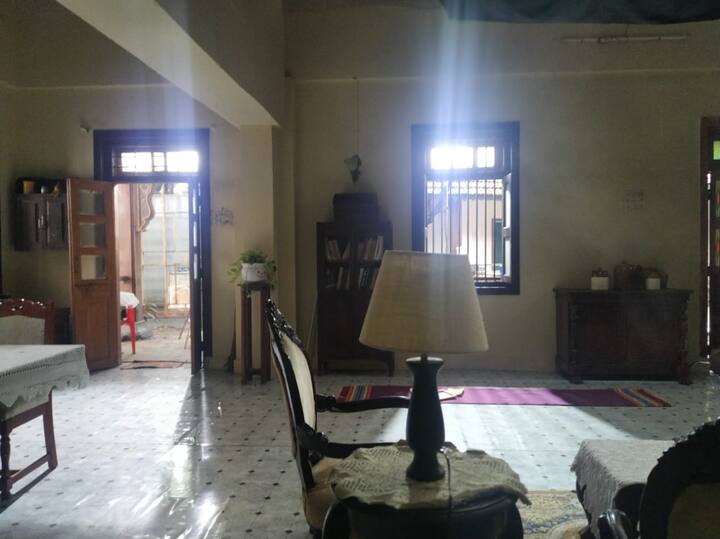 हा सेट उभारण्याआधी त्यांनी दादर इथल्या राजगृहाला प्रत्यक्ष भेट देऊन या ऐतिहासिक वास्तूचा अभ्यास केला.