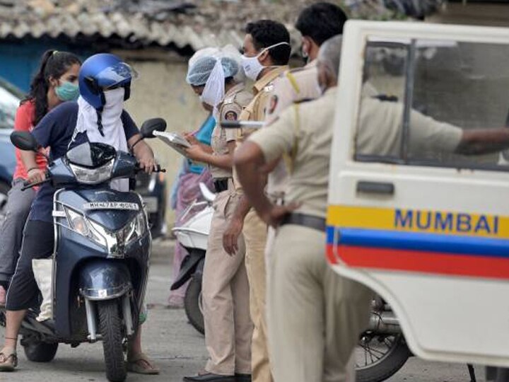During Corona Pendamic Mumbaikars are behaving undisciplined mumbai police Action under section 188 against an average of 222 people  कोरोना काळातही मुंबईकर बेजबाबदार; दररोज किमान सरासरी 222 जणांवर कलम 188 नुसार कारवाई