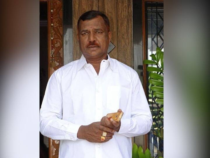 सावकारी जाचाला कंटाळून पत्नी, मुलांची हत्या करून व्यावसायिकाची आत्महत्या प्रकरण; शिवसेना नगरसेवकाला अटक Shivsena corporator arrested in solapur सावकारी जाचाला कंटाळून पत्नी, मुलांची हत्या करून व्यावसायिकाची आत्महत्या प्रकरण; शिवसेना नगरसेवकाला अटक