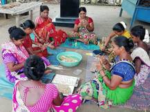 PHOTO | पालघरमध्ये लॉकडाऊन काळातही महिलाना बांबूपासून राख्या बनवण्याचा उद्योग