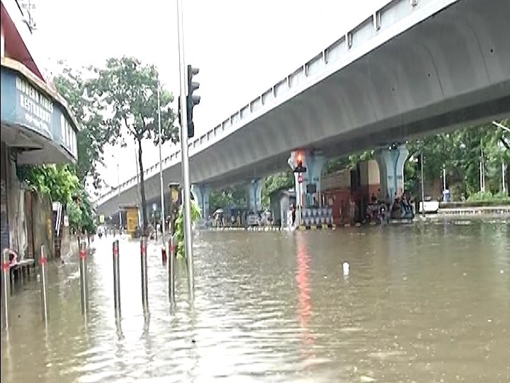 Mumbai Rain Update heavy rains in mumbai thane and navi mumbai मुंबईत पहाटेपासून मुसळधार पावसाची हजेरी; अनेक सखल भागांत पाणीच पाणी