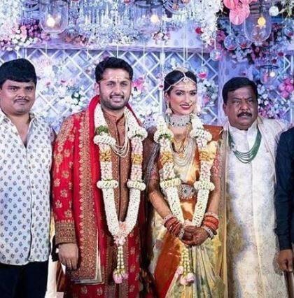 लग्नसोहळ्यादरम्यान, सोशल डिस्टन्सिंगचा फज्जा उडतानाही दिसला.