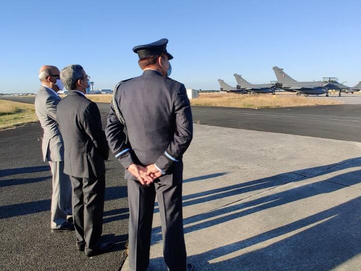 राफेल लढाऊ विमानांनी फ्रान्सच्या मेरिजनाकहून उड्डाण केलं. भारतीय हवाई दलाने यासाठी संपूर्ण योजना तयार केली आहे. मार्गात ही लढाऊ विमानं अनेक देशांच्या सीमेवरुन भारताच्या जामनगर इथे पोहोचतील. 