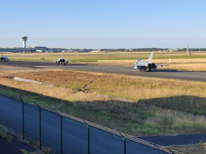 चीन आणि पाकिस्तानसोबत सुरु असलेल्या तणावाच्या पार्श्वभूमीवर ही लढाऊ विमाना भारताकडे येण्यासाठी रवाना होणं ही अतिशय महत्त्वाची बाब समजली जात आहे. 