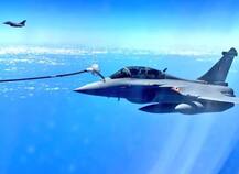 PHOTO | भारतात येताना राफेल विमानात 30 हजार फुट उंचीवर इंधन भरलं, पाहा खास फोटो