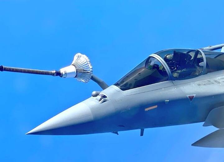 फ्रान्समधील भारतीय अॅम्बेसीने विमानात इंधन भरतानाचे फोटो ट्वीटर अकाऊंटवर शेअर केले आहेत. राफेल विमानं यूएईच्या फ्रान्सिस मिलिट्री बेसवर थांबली होती.