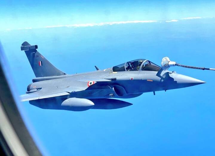 भारतीय वायुदलाच्या पहिल्या पाच राफेल विमानांनी फ्रान्सच्या मेरीन्याक इथल्या दासो कंपनीच्या तळावरुन काल उड्डाण केलं. यातील तीन विमाने एक आसनी, तर दोन विमाने दोन आसनांची आहेत.