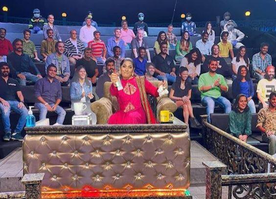 शोमध्ये लाईव्ह ऑडियन्सना येण्याची परवानगी देण्यात आलेली नाही. तर त्याज्यागी कटआउट्स लावण्यात आले आहेत. जे तुम्ही या फोटोंमध्ये पाहू शकता. (सर्व फोटो : सोशल मीडिया)