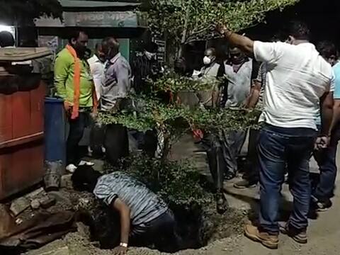 मुख्यमंत्र्याच्या वाढदिवसानिमित्त वृक्षारोपण करणाऱ्या शिवसेना नेत्यावर नगरपालिकेची कारवाई, 5 जणांवर गुन्हा दाखल मुख्यमंत्र्याच्या वाढदिवसानिमित्त वृक्षारोपण करणाऱ्या शिवसेना नेत्यावर नगरपालिकेची कारवाई, 5 जणांवर गुन्हा दाखल