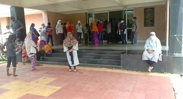 अमरावतीमध्ये कोरोना चाचणीसाठी तरुणीच्या गुप्तांगातून स्वॅब घेतला! Amaravati - Lab technician took swab from the corona suspects genitals, arrested अमरावतीमध्ये कोरोना चाचणीसाठी तरुणीच्या गुप्तांगातून स्वॅब घेतला!