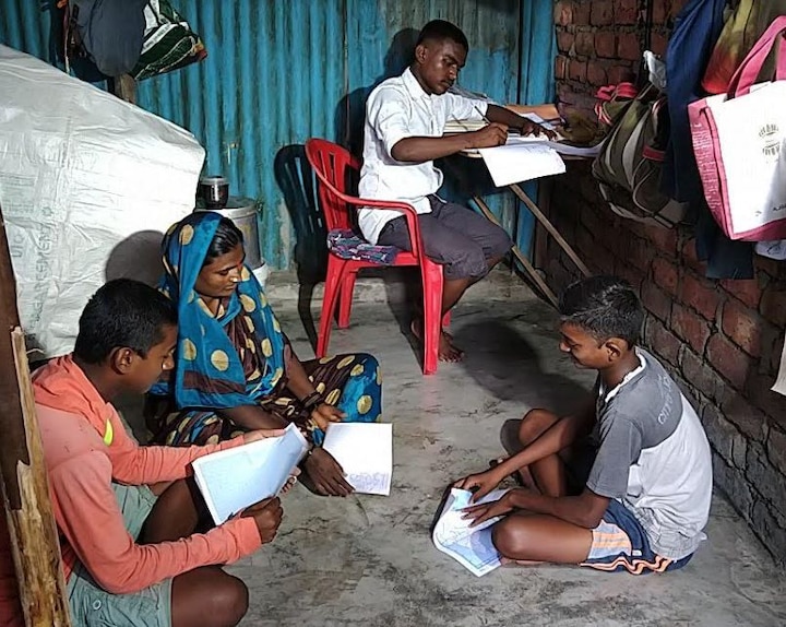 Thane rahul mane success in ssc board exam Struggling over poverty माकडाचे खेळ करून पोट भरणाऱ्या कुटुंबातील राहुल महापालिका शाळेत पहिला