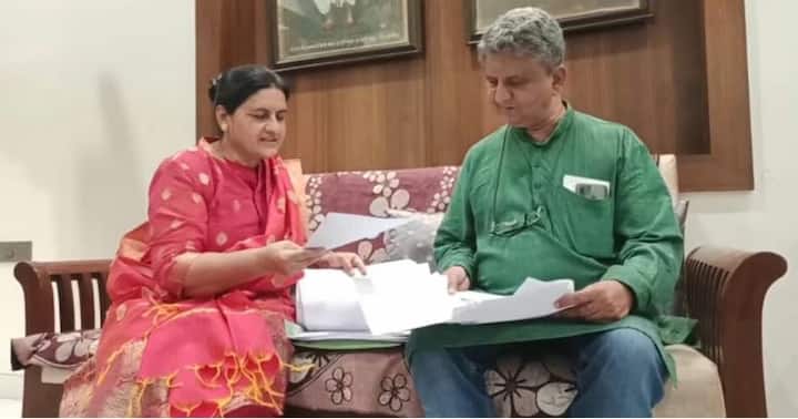 अनेकांना फावला वेळं, सेवानिवृत्तीनंतरचं आयुष्य कसं जगायचं?, हा प्रश्न पडतो. मात्र, या प्रश्नाचं उत्तर आपल्या कृतीतून शोधलंय अकोला जिल्ह्यातील डॉ. अनिता तिडके या सेवानिवृत्त प्राध्यापिकेनं. मूर्तिजापुरातील 'प्रतिभावंत नगरातील हे सर्वार्थाने प्रतिभावंताचं घर... डॉ. अनिता आणि प्राचार्य डॉ. श्रीकांत तिडके या दाम्पत्याच्या घराच्या आवारात प्रवेश केला की तुम्हाला जणू एखाद्या कलादालनातच आल्याचा फील येतो. घराला 'कलादालन' बनवणाऱ्या डॉ. अनिता तिडके यांच्या 'बोन्साय' बागेची ही छायाचित्रे.