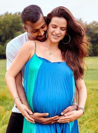  लॉकडाऊन दरम्यान हार्दिक आणि नताशा विवाह बंधनात अडकले होते. त्यानंतर काही दिवसात नताशा गर्भवती असल्याची माहिती हार्दिकने सोशल मीडियावर दिली होती.