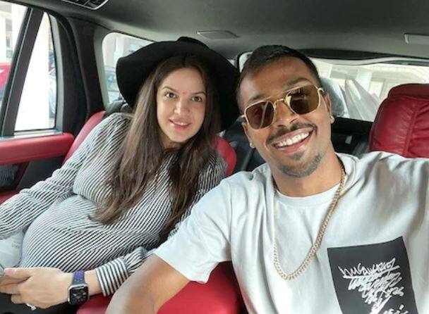 आता हार्दिक पंड्या आपल्या मुलाचं नाव काय ठेवणार याच उत्सुकता चाहत्यांना लागली आहे. 