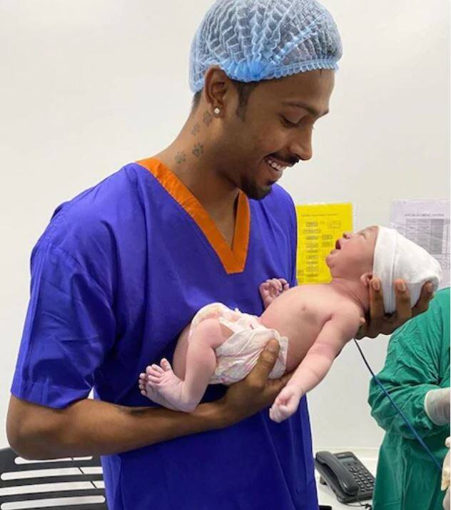 हार्दिकने आपल्या बाळासह शेअर केलेला हा फोटो सध्या खूप व्हायरल होत आहे. हे सर्व फोटो हार्दिक आणि नताशाच्या सोशल मीडिया अकाऊंटवरुन घेतले आहेत.