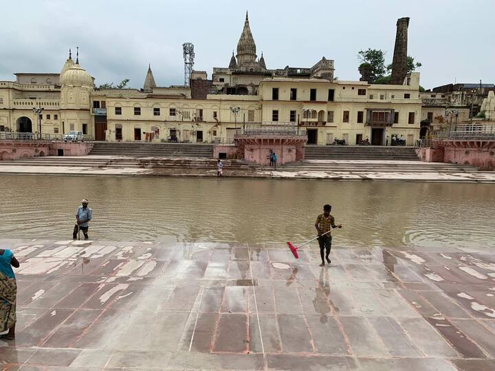 अयोध्येच्या ऐतिहासिक शरयू घाटावर अशी साफसफाई सुरू आहे. याच घाटावर दीपप्रज्वलन देखील केला जाणार आहे