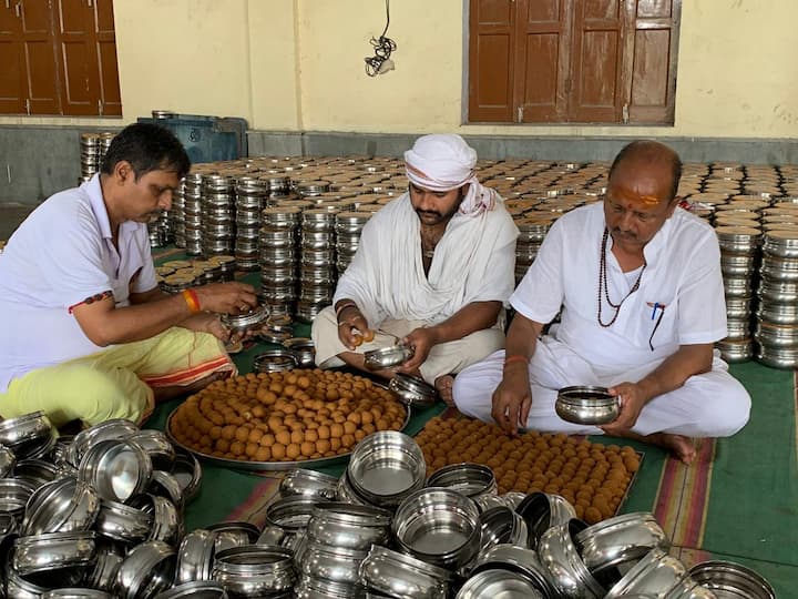 अयोध्येतल्या एका कार्यशाळेत त्याची जोरदार तयारी सुरू आहे. सगळे आचारी रामनामाचा गजर करत हा प्रसाद बनवत आहे