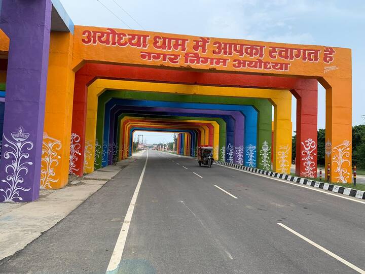 अयोध्येतल्या रेल्वे बायपास पुलावर अशा पद्धतीने रंगरंगोटी करण्यात आली आहे.