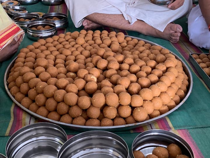 भूमिपूजनाच्या कार्यक्रमासाठी सव्वा लाख लाडूंचा प्रसाद तयार केला जातो आहे.
