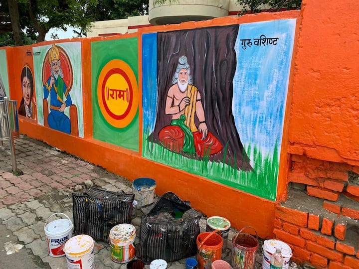 अयोध्याच्या रस्त्यावर रामायण साकारणारे हे कलाकार मुस्लिम आहेत.  जवळपास तीस ते पस्तीस मुस्लीम कलाकारांचा हा गट अयोध्येत रामायण साकारण्यात व्यस्त आहे. 