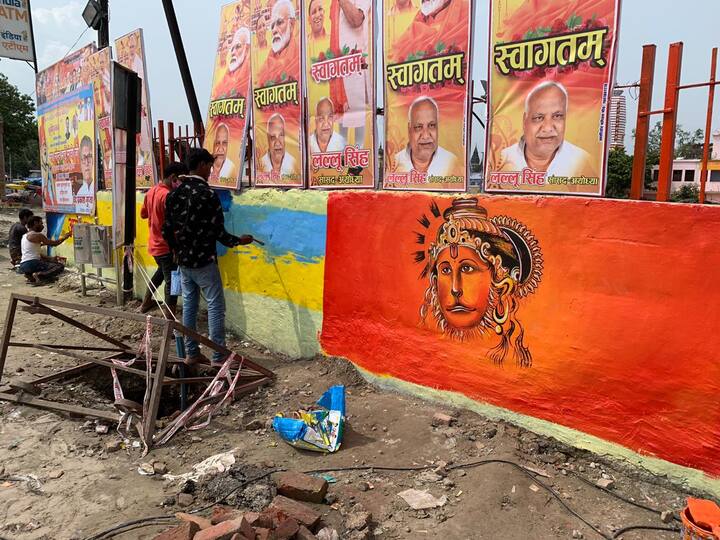 रामायणातील महत्वाची पात्रं भितींवर साकारली जात आहेत. 