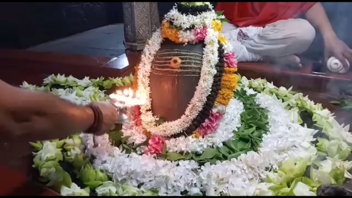 परिसरातील भाविक मंदिराच्या दोनशे मीटर अंतरावरुनच कळसाचे दर्शन घेऊन माघारी परतत आहेत.