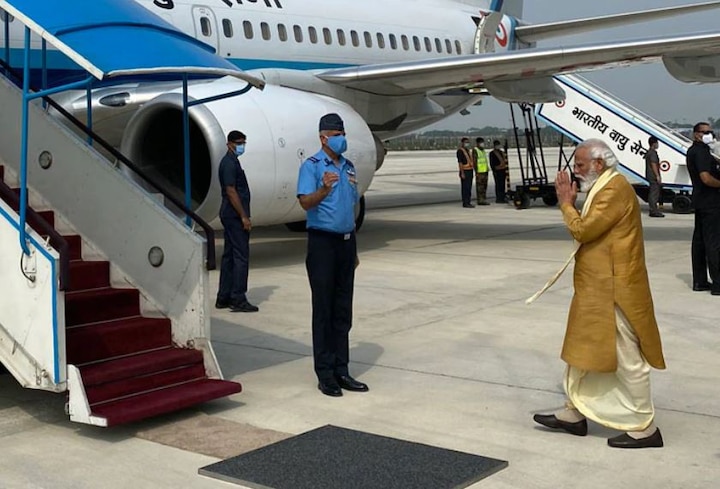 PM Modi Leaves for Ayodhya Ram Mandir Bhumi Pujan PM Narendra Modi wears Dhoti Kurta for Mandir Pujan PM Modi in Ayodhya | पारंपरिक धोती-कुर्ता, राम मंदिराच्या भूमिपूजनासाठी पंतप्रधान मोदींचा खास पेहराव