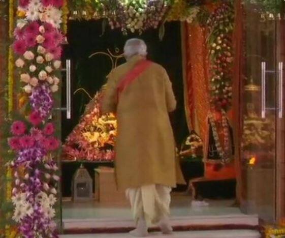 पंतप्रधानांनी रामललाला फुलं अर्पण करून आरतीही केली