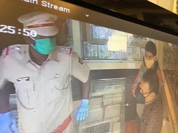 Thieves try to rob gold shop in police uniform पोलिसांची वर्दी घालून सोन्याचे दुकान लुटण्याचा चोरट्यांचा प्रयत्न
