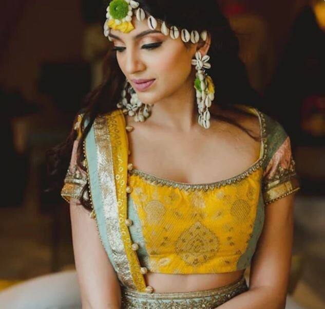 दक्षिण भारतीय सुपरस्टारने पांढर्‍या धोतीसह एक व्हाईट शर्ट घातला होता, तर वधू मिहिकाने पिवळ्या-हिरव्या रंगाचा कॉम्बिनेशन लेहंगा घातला होता.

फोटो : इन्स्टाग्राम