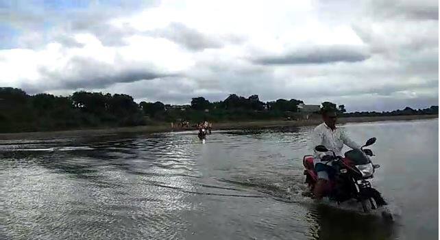 चेक पोस्ट टाळण्यासाठी परभणीत गोदावरी पात्रातून जीवघेणा प्रवास People in Parbhani travelling through the Godavari to avoid check post चेक पोस्ट टाळण्यासाठी परभणीत गोदावरी पात्रातून जीवघेणा प्रवास