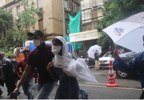 ईडीच्या सुत्रींनी दिलेल्या माहितीनुसार, सुशांत सिंह आत्महत्या प्रकरणाच्या तपासादरम्यान ज्या बाबी समोर आल्या आहेत. त्या आधारावर ईडीने याप्रकरणी रियाच्या चौकशीसाठी प्रश्नावली तयार केली आहे. ज्यामध्ये 3 टप्प्यांमध्ये प्रश्न विचारले जाणार आहेत.'