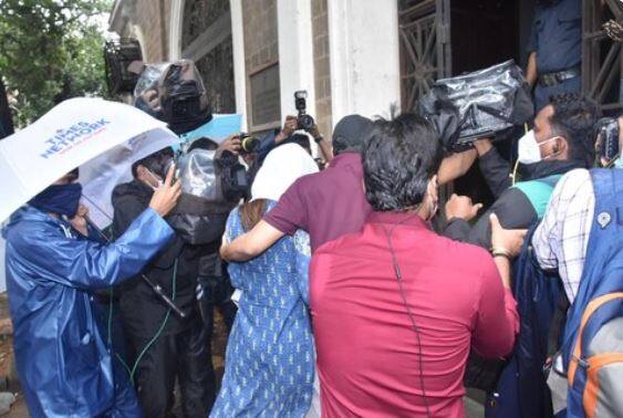 ईडीने कही दिवसांपूर्वी रिया चक्रवर्तीच्या चार्टर्ड अकाउंटंट (सीए) रितेश शाह आणि चार्टर्ड अकाउंटंट संदीप श्रीधर यांच्याकडे चौकशी केली होती. ईडी सुशांत सिंह राजपूतचे पैसे आणि त्यांच्या बँक अकाउंटचा दुरुपयोग केल्याच्या आरोपाची चौकशी करत आहे.