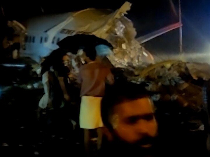 kerala an air india express plane skidded during landing at karipur airport latest update केरळमध्ये एअर इंडियांचं विमान लँडिंगदरम्यान दुर्घटनाग्रस्त, 16 जणांचा मृत्यू