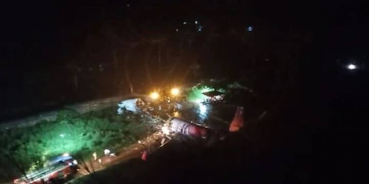 केरळच्या कोझीकोडमध्ये एअर इंडियाचं एक विमान कोसळलं आहे. या दुर्घटनेत विमानाच्या दोन पायलटसह 14 जणांचा मृत्यू झाला आहे. 123 प्रवासी जखमी झाले आहेत तर 15 प्रवासी गंभीर जखमी आहेत. 