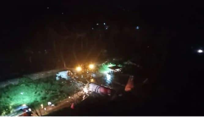 संध्याकाळी 7.45 च्या सुमारास ही घटना घडली. कोझिकोडमधील करीपूर विमानतळावर एअर इंडिया एक्सप्रेसचे विमान लँडिंगच्या वेळी धावपट्टीवर घसरले. 